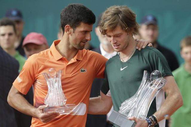 在逆风段仍 在逆风段仍